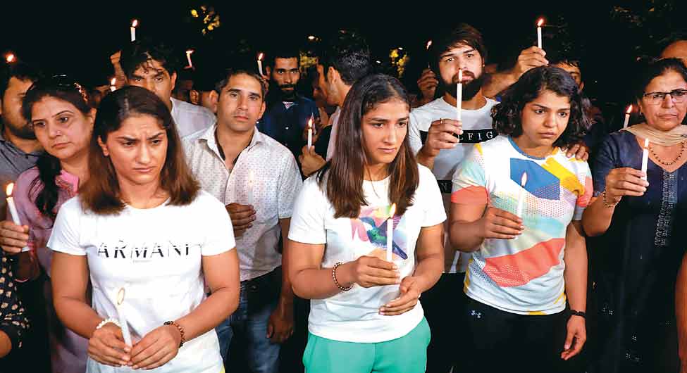 लौ जगाने की कोशिशः दिल्ली में कैंडल मार्च लौ जगाने की कोशिशः दिल्ली में कैंडल मार्च