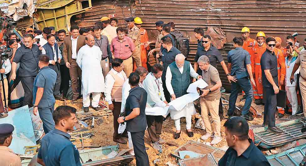 मौका मुआयना ः प्रधानमंत्री नरेंद्र मोदी के साथ रेल मंत्री वैष्णव और अन्य अधिकारी  मौका मुआयना ः प्रधानमंत्री नरेंद्र मोदी के साथ रेल मंत्री वैष्णव और अन्य अधिकारी