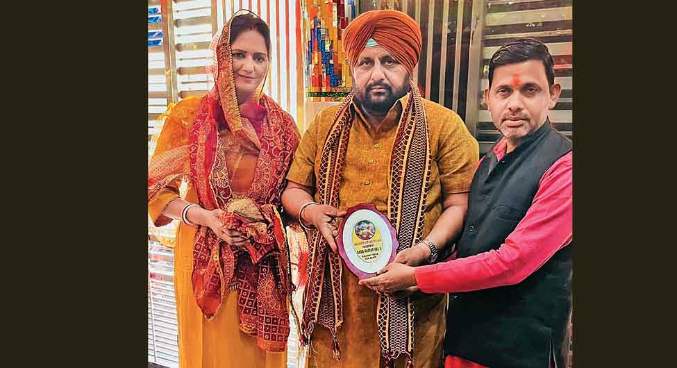 भुल्लर अपने अपने जीवनसाथी के साथ भुल्लर अपने अपने जीवनसाथी के साथ