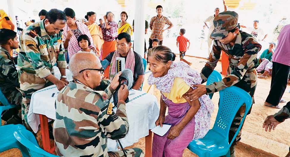 मणिपुर में राहत शिविर मणिपुर में राहत शिविर