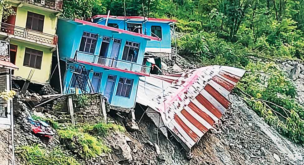 कुल्लू के सैंज में भूस्खलन से ढहे मकान-दुकान कुल्लू के सैंज में भूस्खलन से ढहे मकान-दुकान