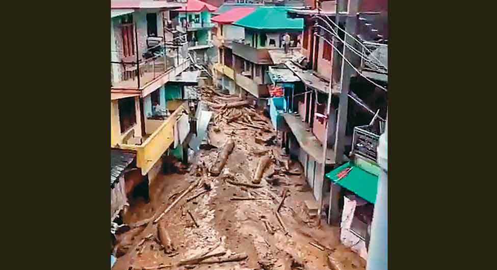 थुंग क्षेत्र में बहता मलबा थुंग क्षेत्र में बहता मलबा