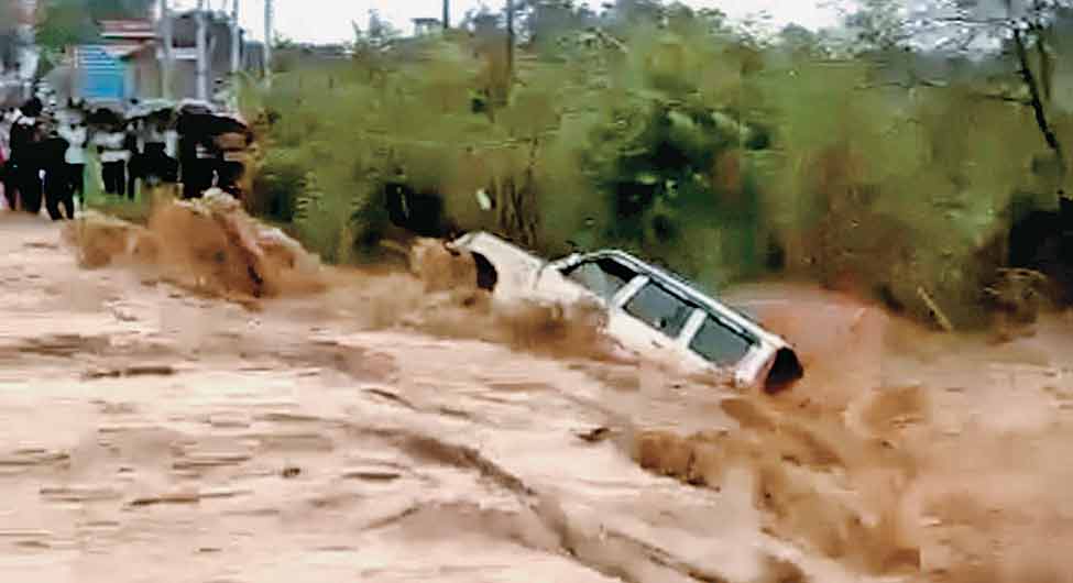 ऊना में डूबती कार ऊना में डूबती कार