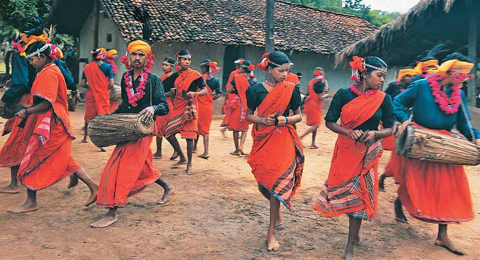 मीडिया की वजह से कुछ हद तक आदिवासी समुदाय के बारे में जानकारी आम लोगों को मिल रही है मीडिया की वजह से कुछ हद तक आदिवासी समुदाय के बारे में जानकारी आम लोगों को मिल रही है