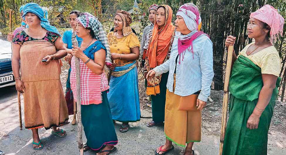 चौकसीः काकचिंग जिले के शुगनू इलाके में गांव की रखवाली करती महिलाएं