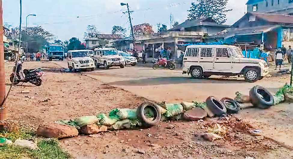 सड़क बंदः सड़कों पर ऐसी रुकावटें जगह-जगह हैं सड़क बंदः सड़कों पर ऐसी रुकावटें जगह-जगह हैं