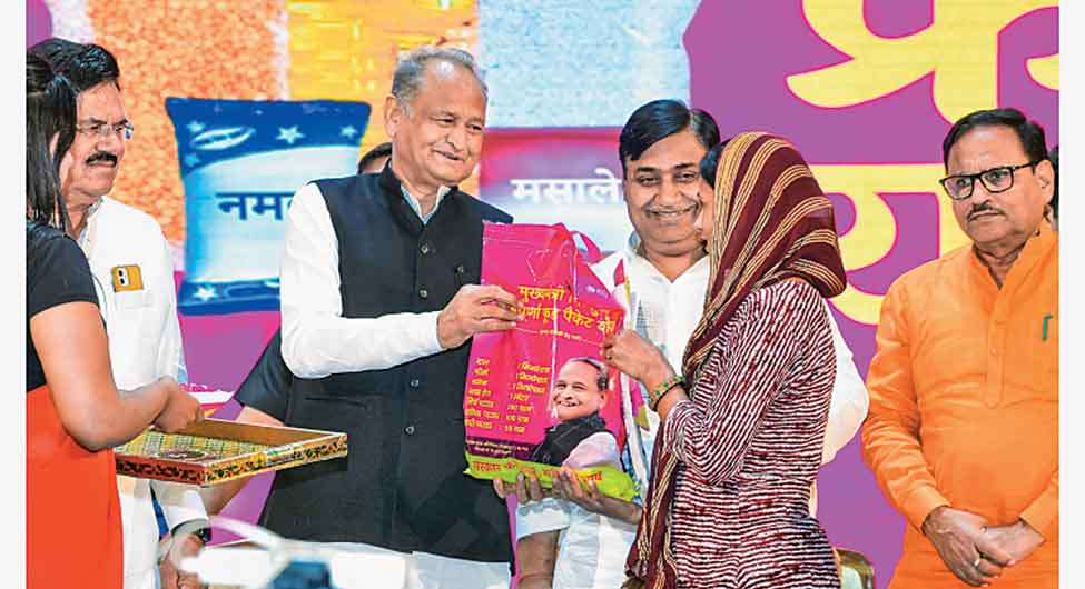 लाभार्थी को फूड पैकेट देते मुख्यमंत्री लाभार्थी को फूड पैकेट देते मुख्यमंत्री