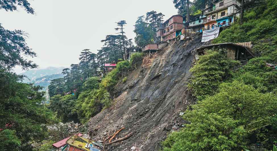 भूस्खलन के बाद बचाव में लगे राहतकर्मी भूस्खलन के बाद बचाव में लगे राहतकर्मी
