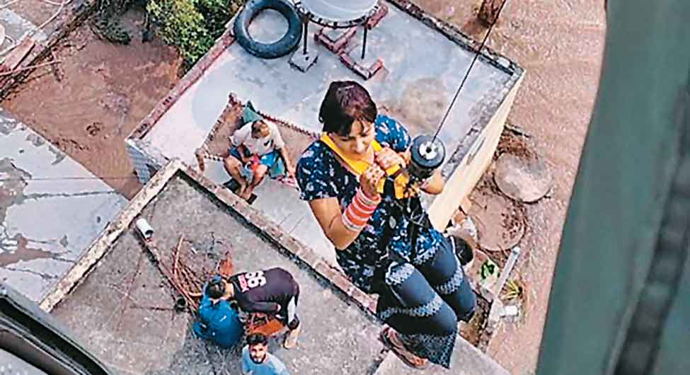 बाढ़ में फंसी महिला को एयर लिफ्ट किया गया बाढ़ में फंसी महिला को एयर लिफ्ट किया गया