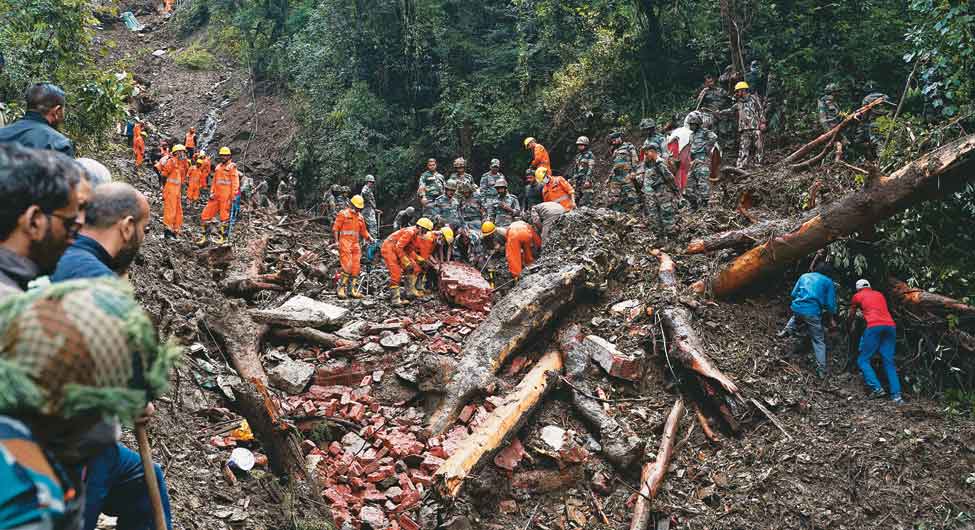 भूस्खलन के बाद बचाव में लगे राहतकर्मी भूस्खलन के बाद बचाव में लगे राहतकर्मी