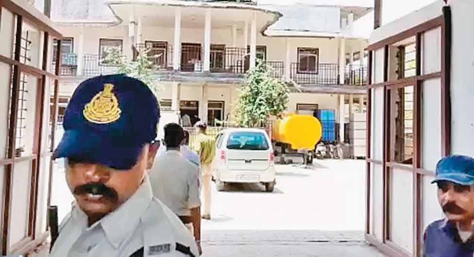 एआरटीओ संतोष और क्लर्क पत्नी रेखा पाल के यहां छापा एआरटीओ संतोष और क्लर्क पत्नी रेखा पाल के यहां छापा