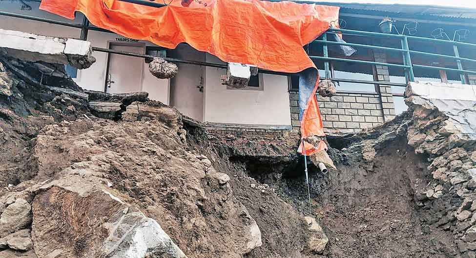 मकानों के नीचे से कटती मिट्टी मकानों के नीचे से कटती मिट्टी