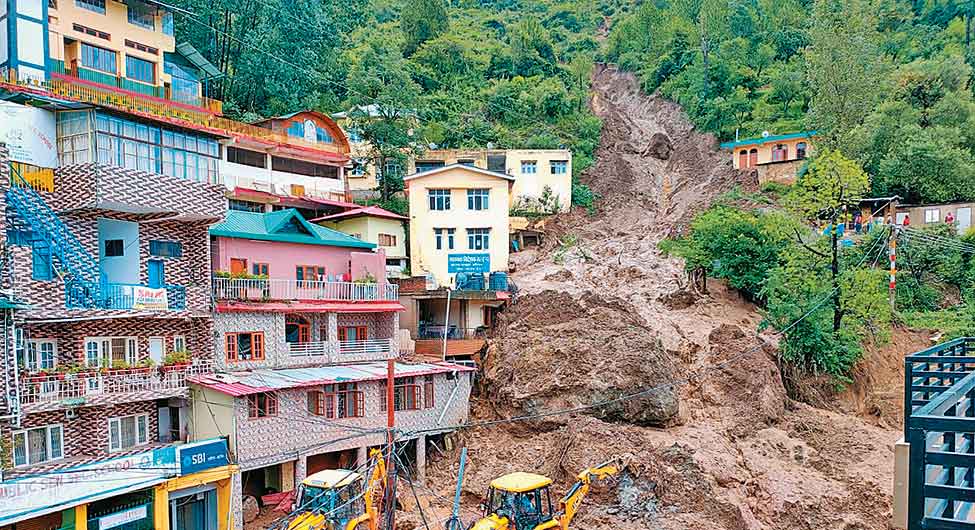 मिट्टी-पानीः इस बारिश में हिमाचल की तबाही का सबसे बड़ा कारण बहते हुए पानी और मिट्टी से आई बाढ़ है  