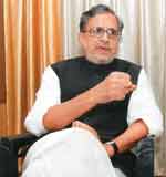 “इसका फैसला तो हमारी गठबंधन सरकार के दौरान ही हुआ था और हमारी पार्टी के वित्त मंत्री ने इसके लिए धन मुहैया कराया था।” “इसका फैसला तो हमारी गठबंधन सरकार के दौरान ही हुआ था और हमारी पार्टी के वित्त मंत्री ने इसके लिए धन मुहैया कराया था।”