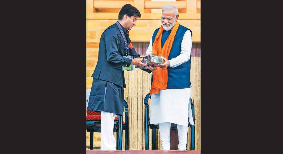 रिश्ते की बातः ग्वालियर में सिंधिया स्कूल के आयोजन में ज्योतिरादित्य और प्रधानमंत्री नरेंद्र मोदी रिश्ते की बातः ग्वालियर में सिंधिया स्कूल के आयोजन में ज्योतिरादित्य और प्रधानमंत्री नरेंद्र मोदी