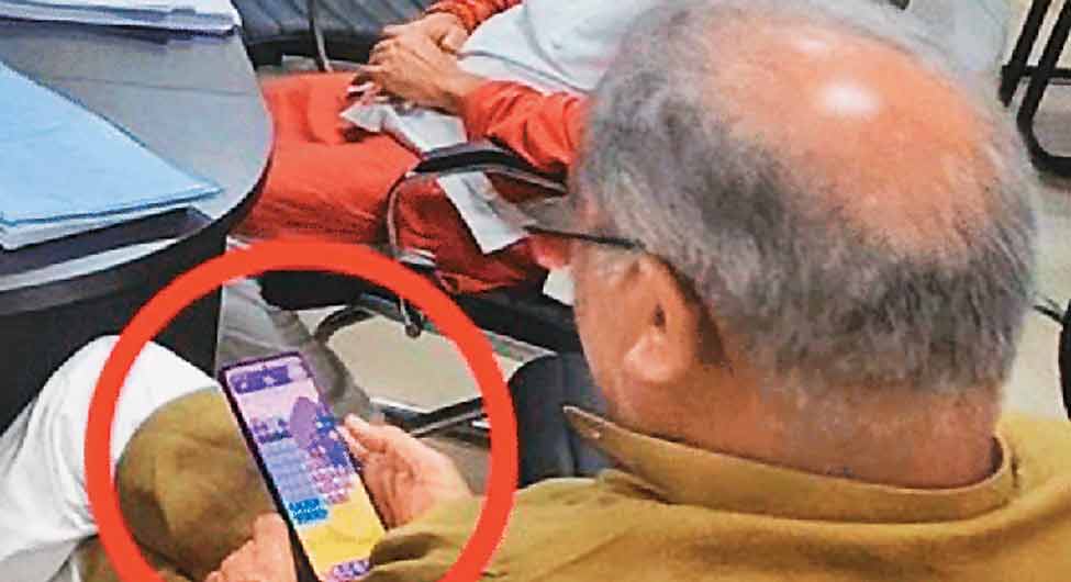 कैंडी क्रश खेलते छत्तीसगढ़ के मुख्यमंत्री भूपेश बघेल कैंडी क्रश खेलते छत्तीसगढ़ के मुख्यमंत्री भूपेश बघेल