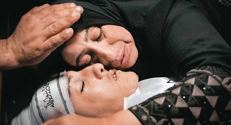 गमः एक फलस्तीनी युवक की मौत पर बिलखते परिजन गमः एक फलस्तीनी युवक की मौत पर बिलखते परिजन