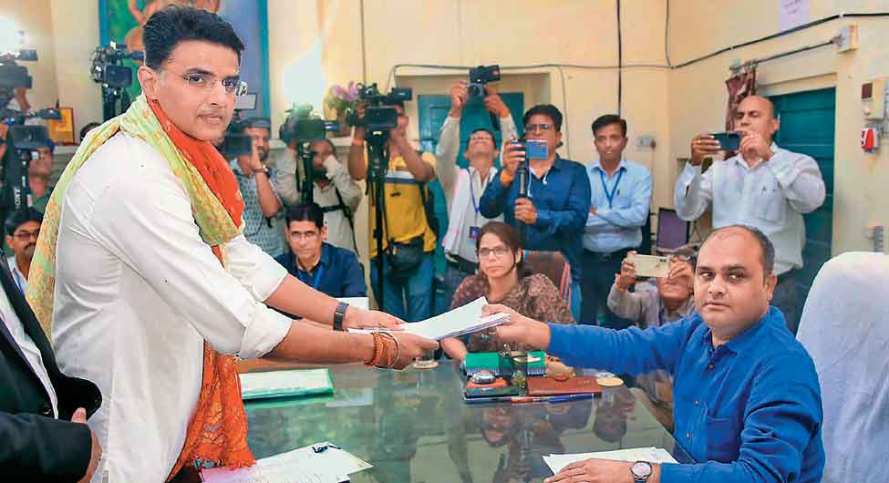 अपना दावाः टोंक से नामांकन दाखिल करते कांग्रेस नेता सचिन पायलट अपना दावाः टोंक से नामांकन दाखिल करते कांग्रेस नेता सचिन पायलट