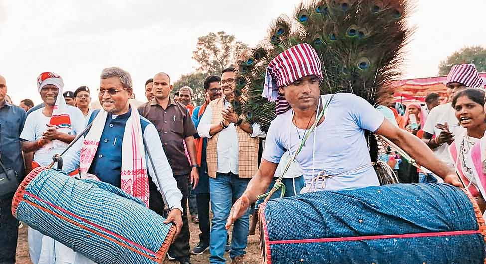 आदिसवासियों को लुभाने की कवायदः बाबूलाल मरांडी आदिसवासियों को लुभाने की कवायदः बाबूलाल मरांडी