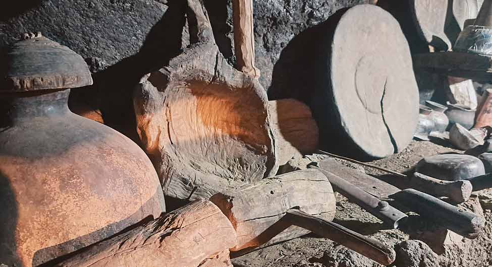 रॉक हाउस के उजड़े घर में रखे सामान रॉक हाउस के उजड़े घर में रखे सामान