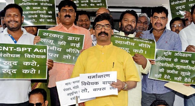 गुस्साः धर्मांतरण विधेयक का विरोध करते पूर्व मुख्यमंत्री हेमंत सोरेन
